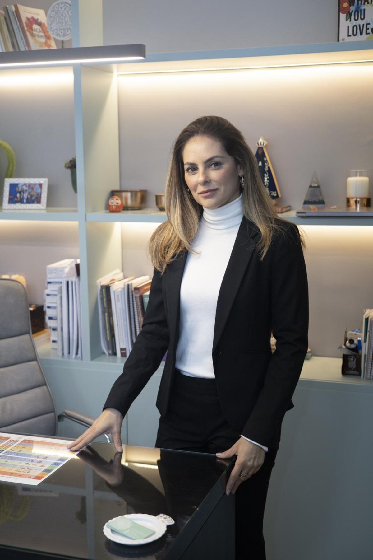 Dra. Carla Berrio Manzano em pé no consultório